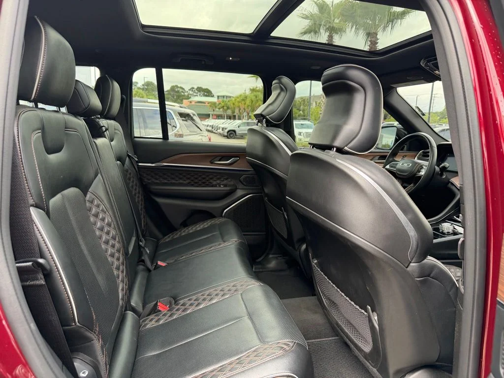Used 2022 Velvet Jeep Summit image 16