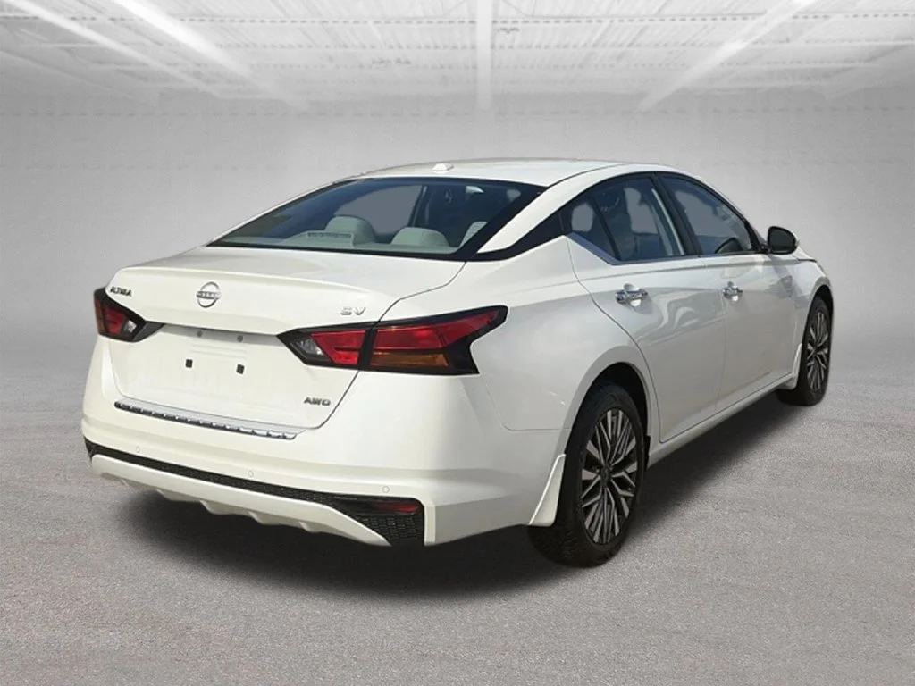 Used 2023 White Nissan 2.5 SV image 5