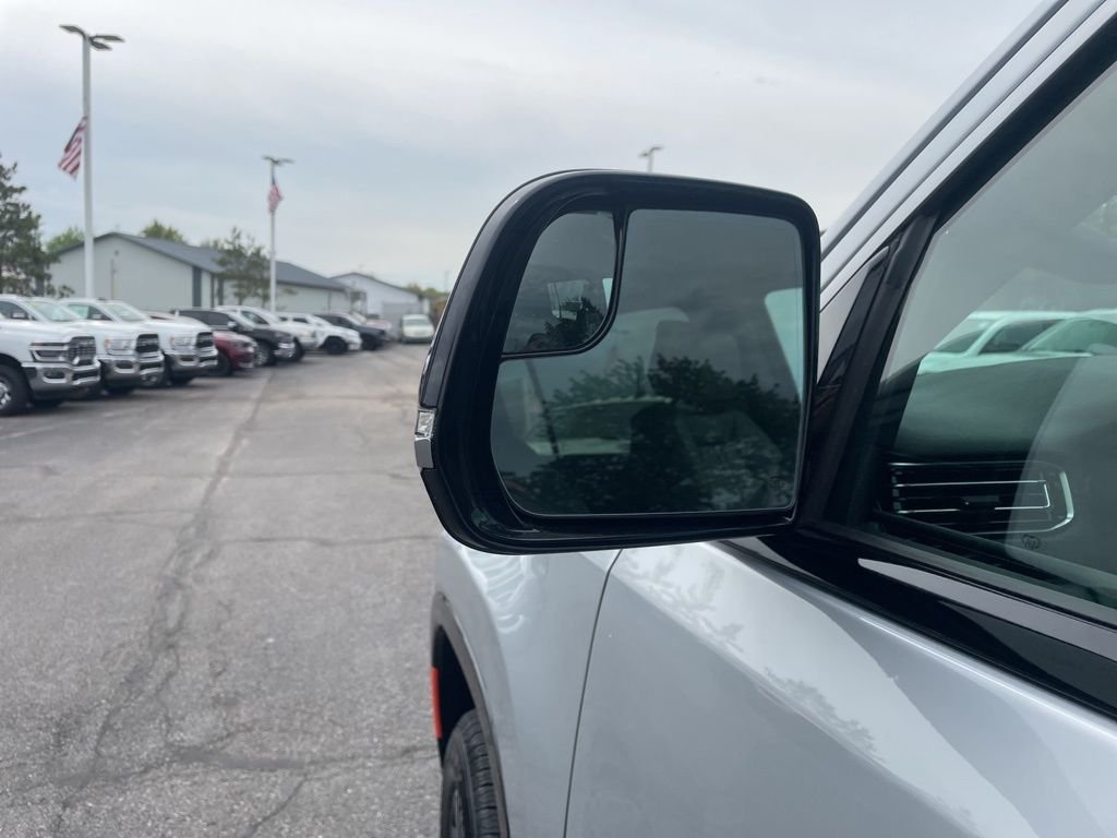 New 2026 Silver-Zynith Exterior Paint Jeep  image 15