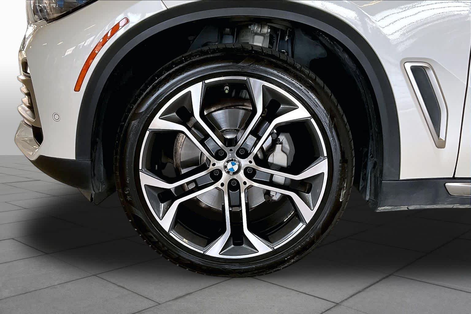 Used 2021 Mineral White Metallic BMW sDrive40i image 10