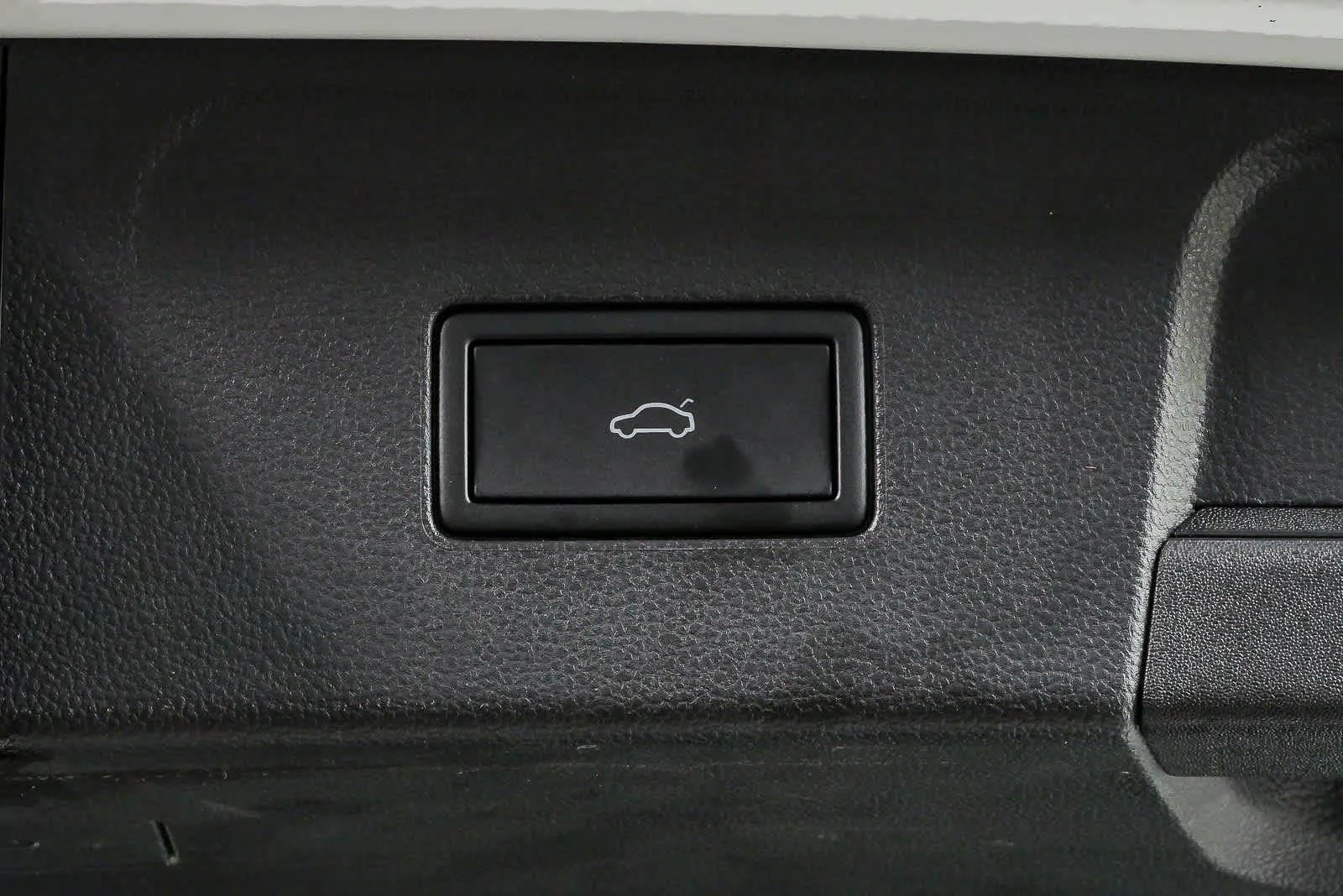 Certified Used 2025  VOLKSWAGEN SE image 30