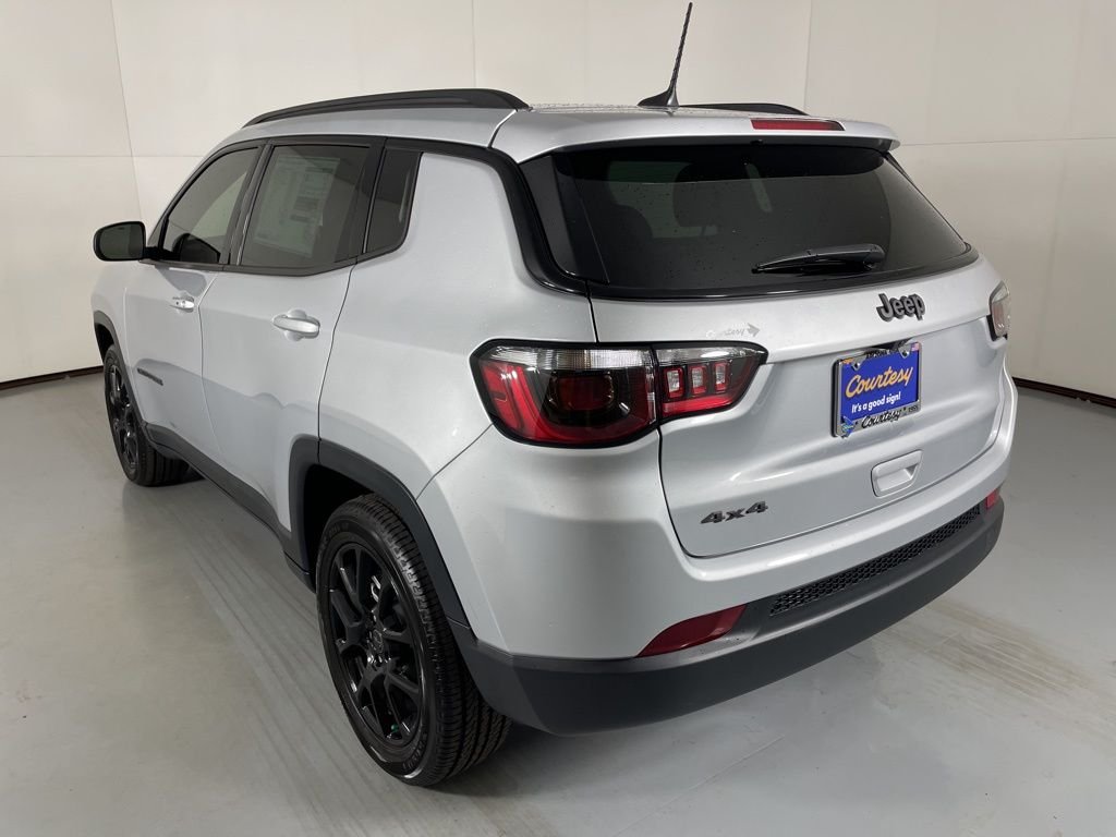 New 2026 Silver Zynith Metallic Clearcoat Jeep Latitude image 6
