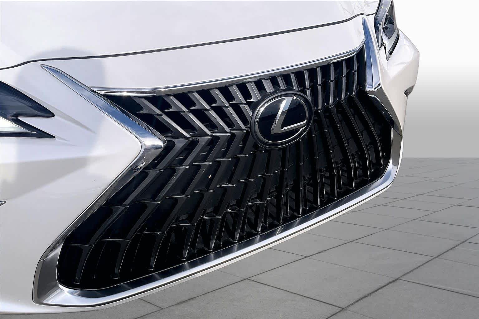 Used 2025 Eminent White Pearl Lexus  image 28