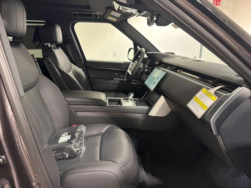 New 2026 Charente Grey Land Rover P400 SE LWB 7 SEAT image 25