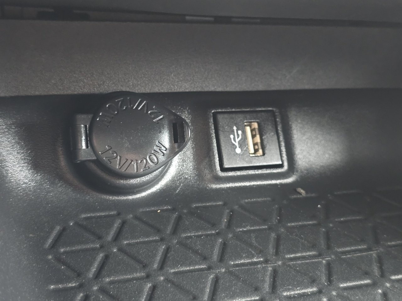 2025 Toyota RAV4 XLE - Photo 27
