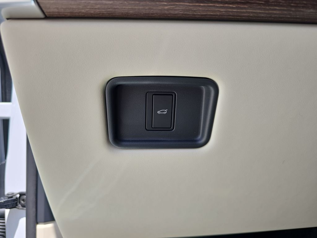 New 2026 Fuji White Land Rover SE image 28