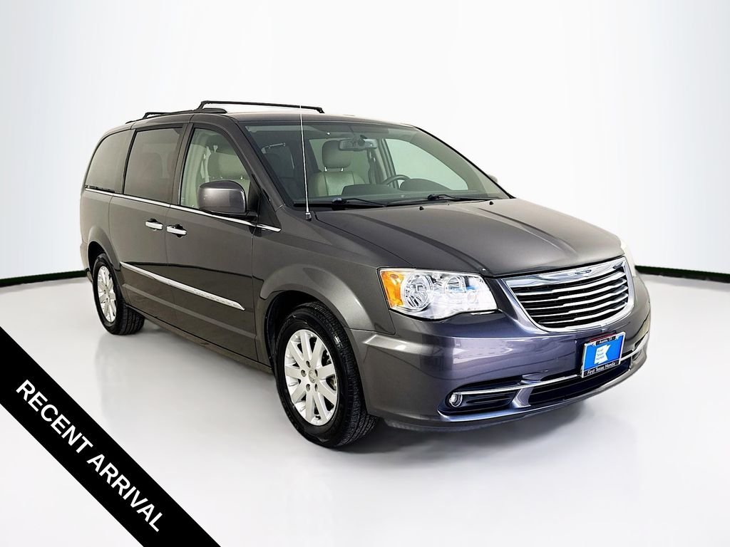 2016 Chrysler Town & Country Touring's photo