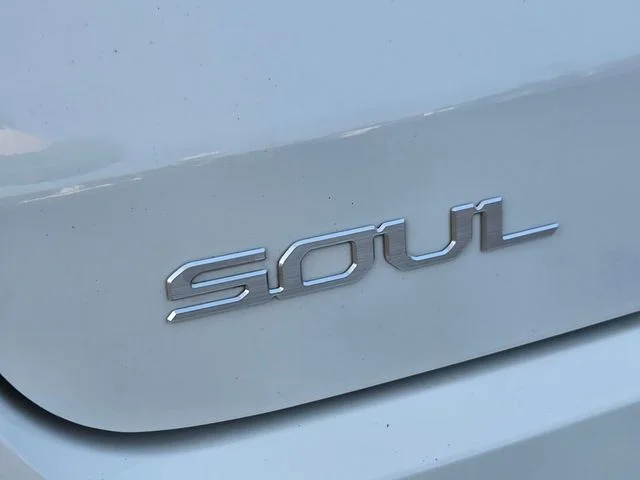Used 2023 White Kia S image 15