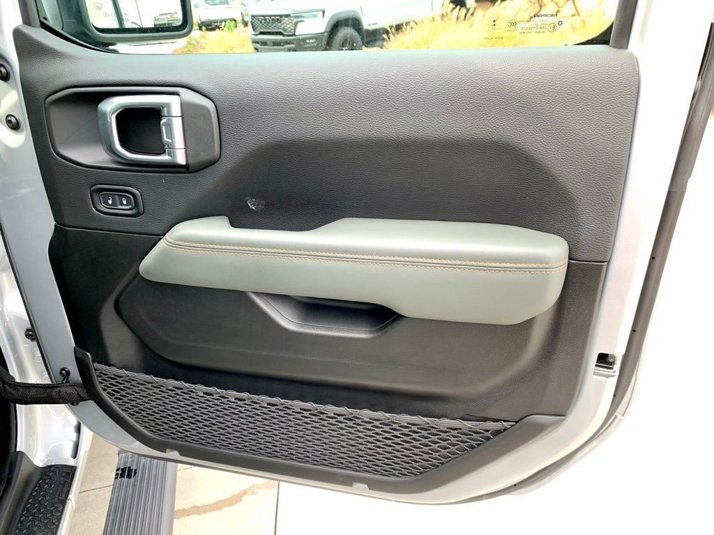 Used 2024 Silver Jeep Mojave image 27