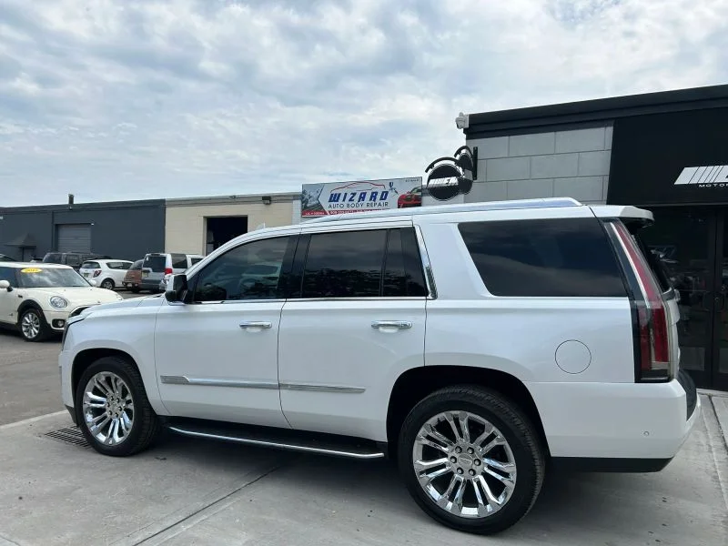 Used 2019 White Cadillac Sport Utility 4D image 7