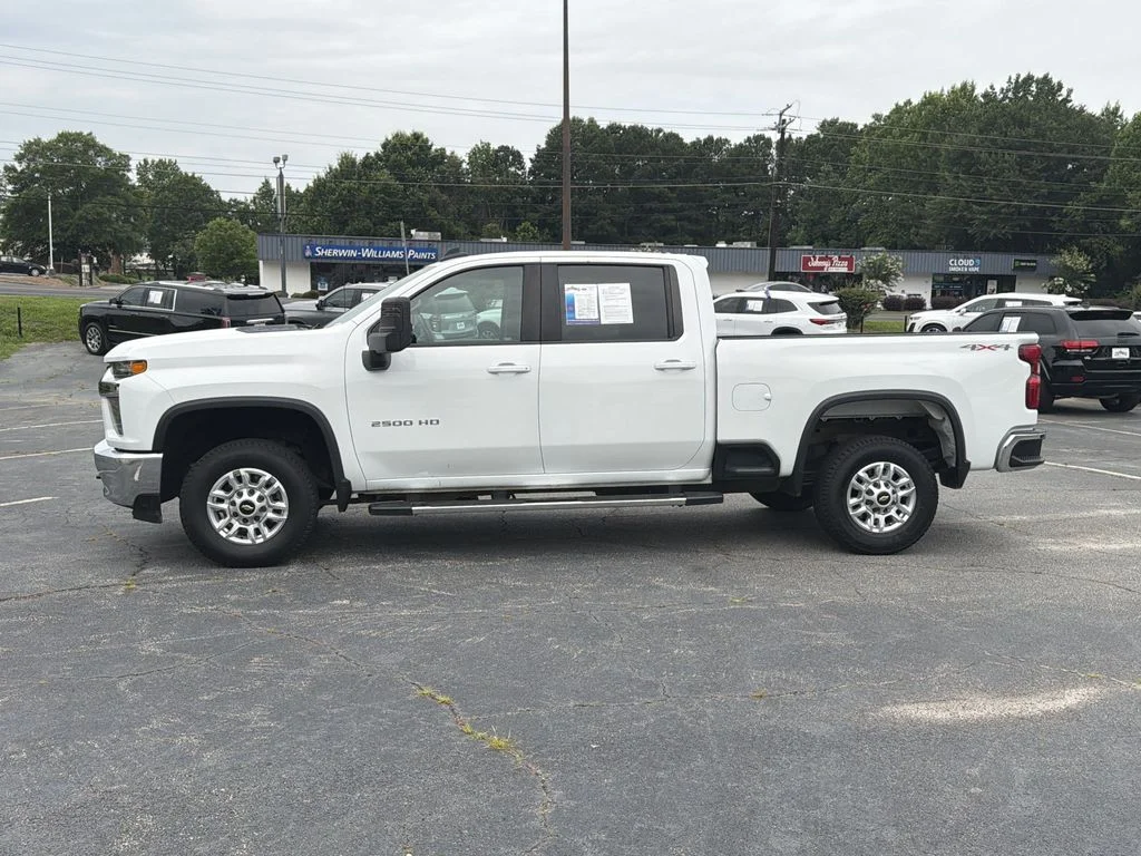Used 2022 White Chevrolet LT image 4
