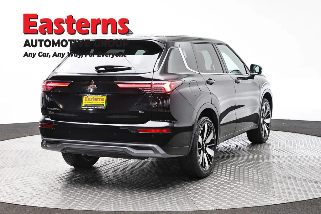 Used 2025 Black Mitsubishi SE image 5