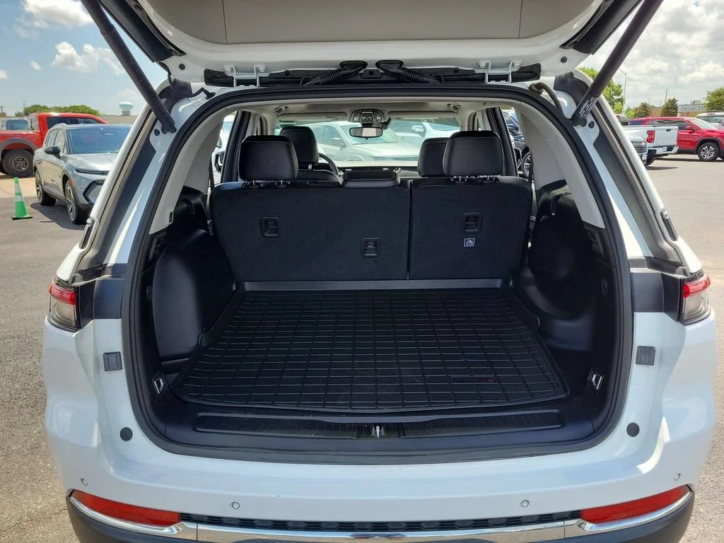 Used 2023 White Jeep Limited 4x4 image 27