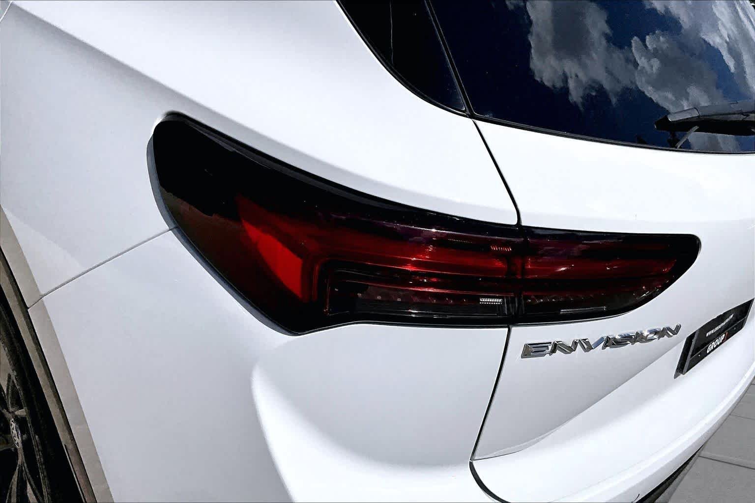 Used 2023 Summit White Buick Essence image 28