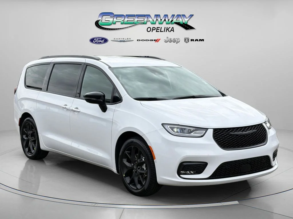 2026 Chrysler Pacifica Select's photo