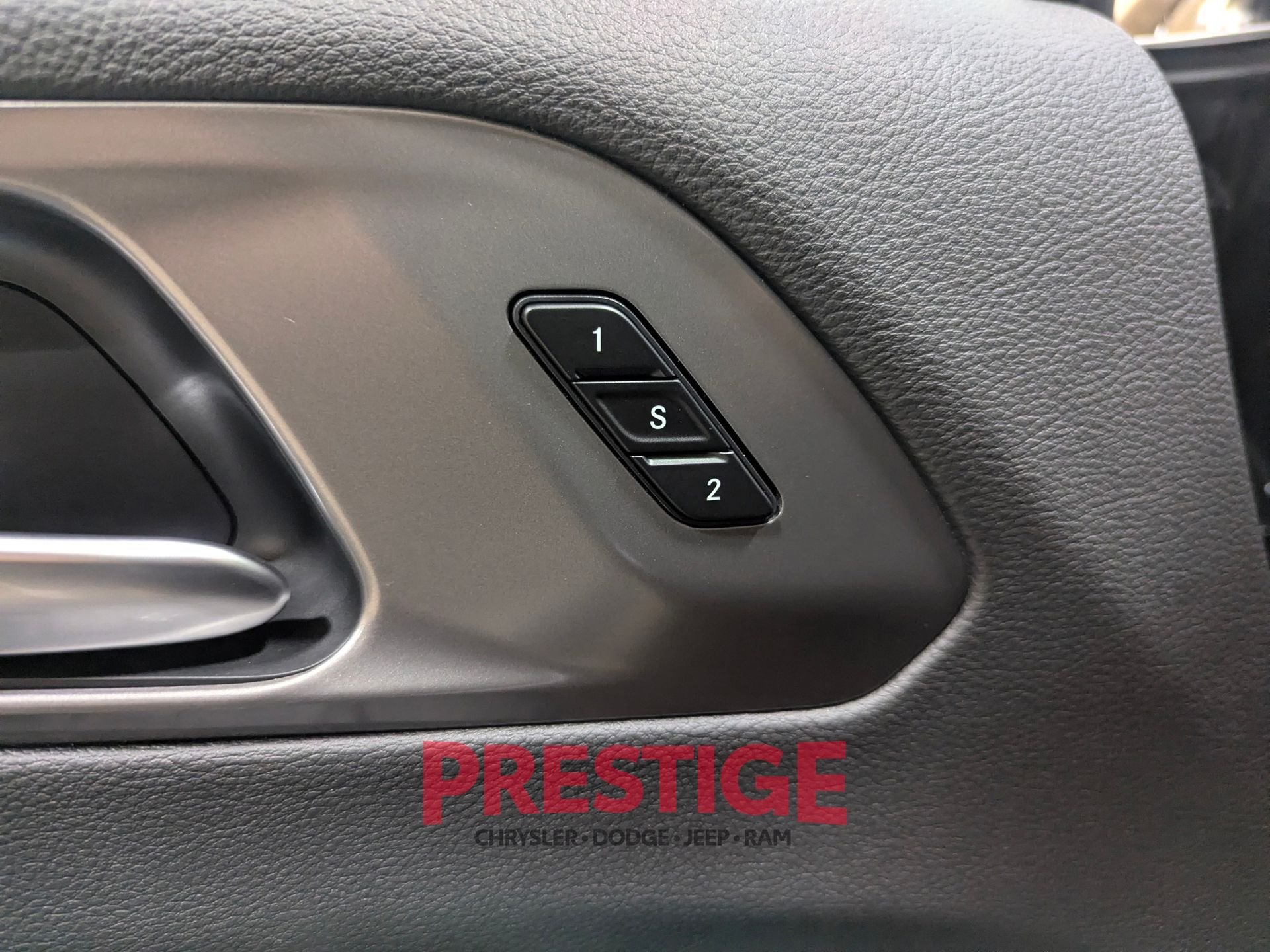 New 2026 Diamond Black Crystal Pearl-Coat Exterior Paint Chrysler Select image 22