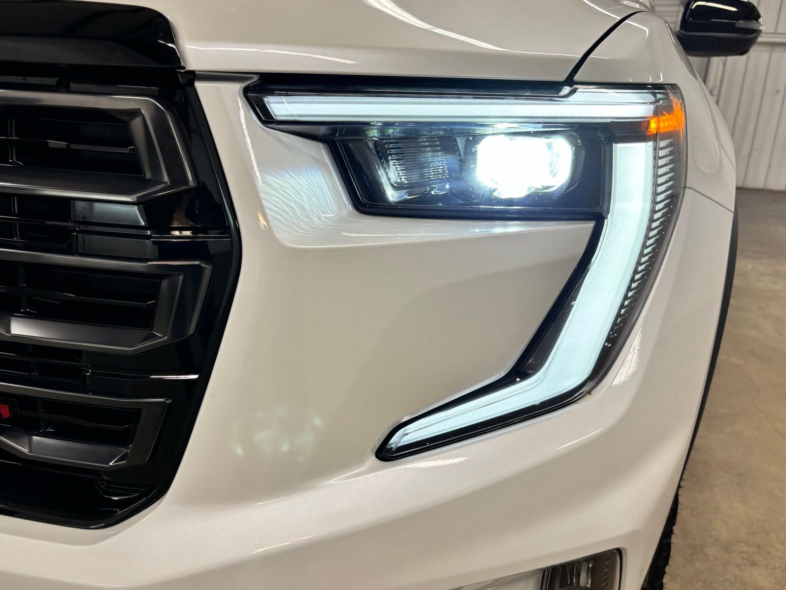 Used 2025 White GMC AT4 image 8