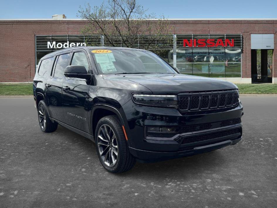 Used 2024 Diamond Black Crystal Pearlcoat Jeep Series II image 5