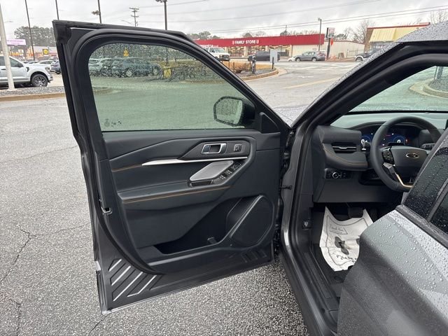 New 2026 Carbonized Gray Metallic Ford Tremor image 10