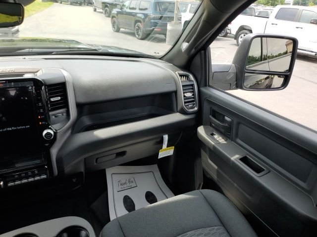 New 2026 Diamond Black Crystal Pearl-Coat Exterior Paint RAM Tradesman image 15