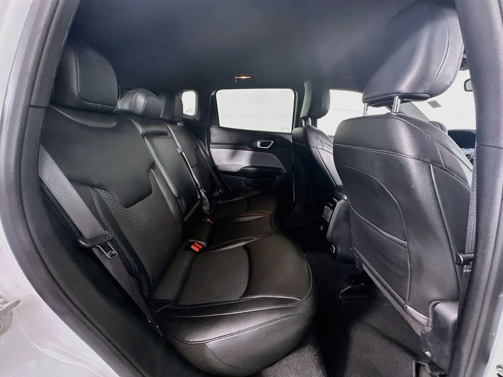 Used 2024 Bright White Clearcoat Jeep Latitude image 25
