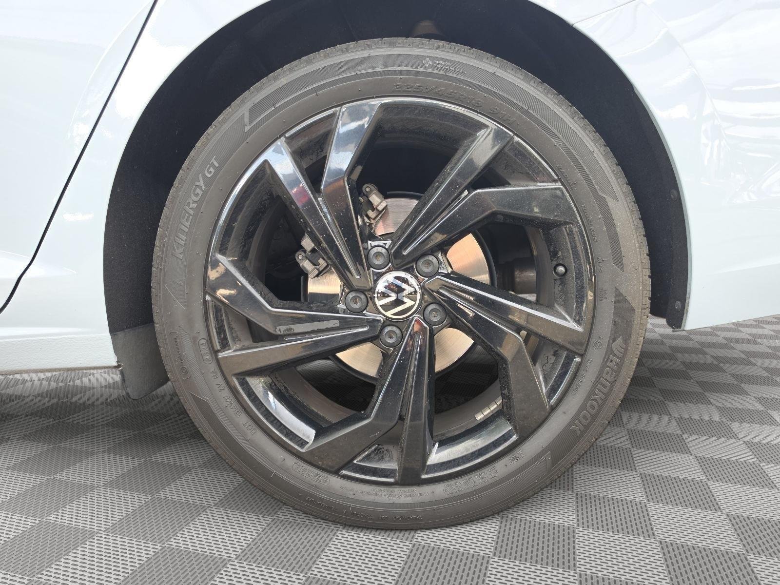 Used 2025 Monument Gray Volkswagen SE image 14