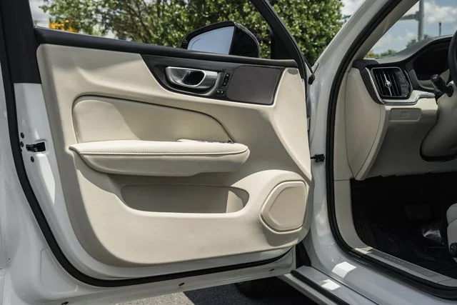 Certified Used 2024 Crystal White Volvo Plus image 34
