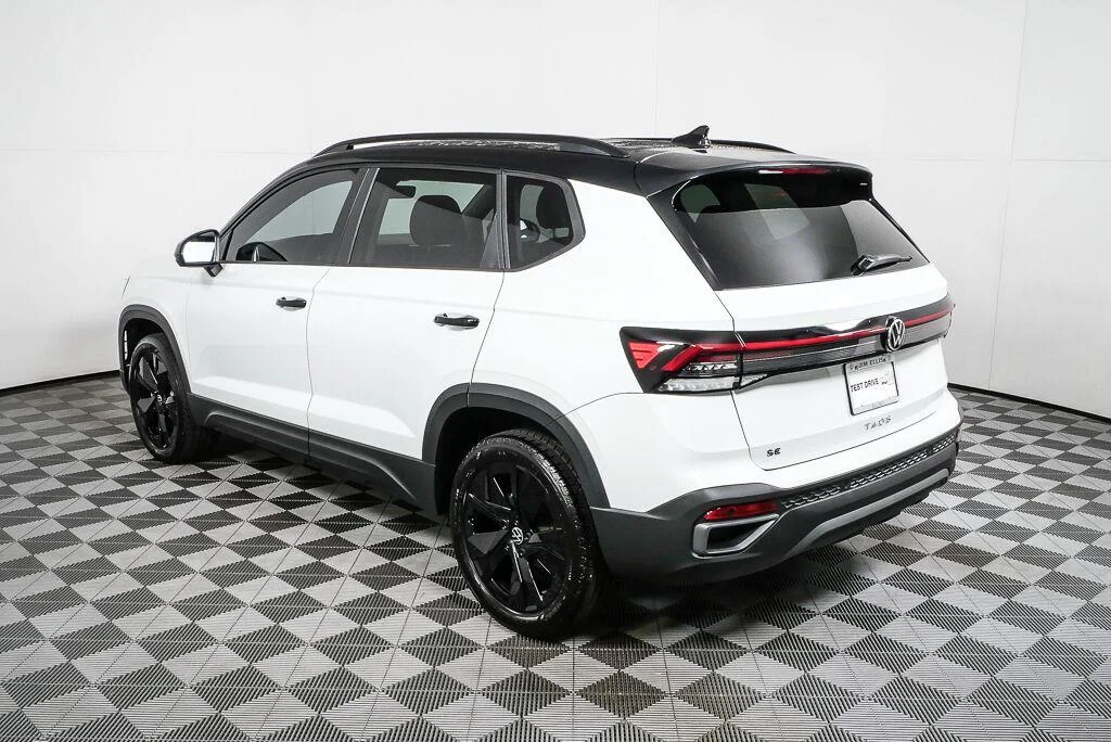 New 2026 Pure White w/Deep Black Roof Volkswagen SE Black image 41
