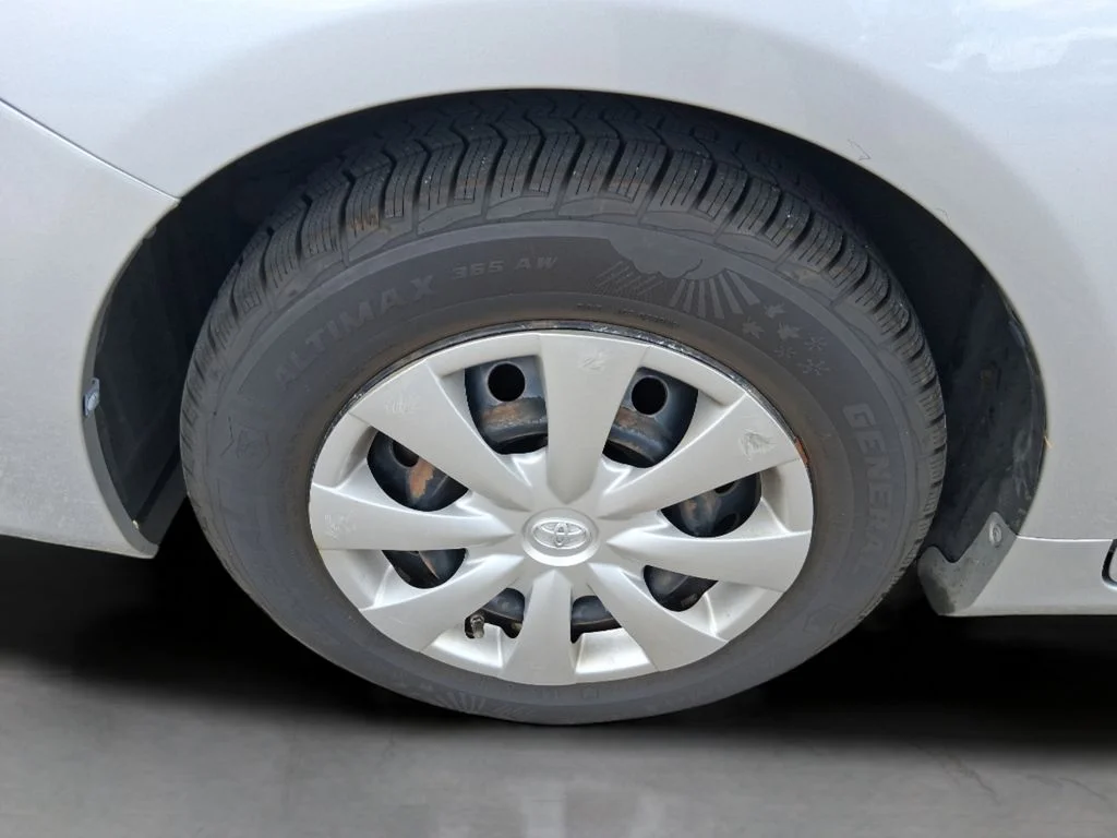 Used 2011 Silver Toyota LE image 9