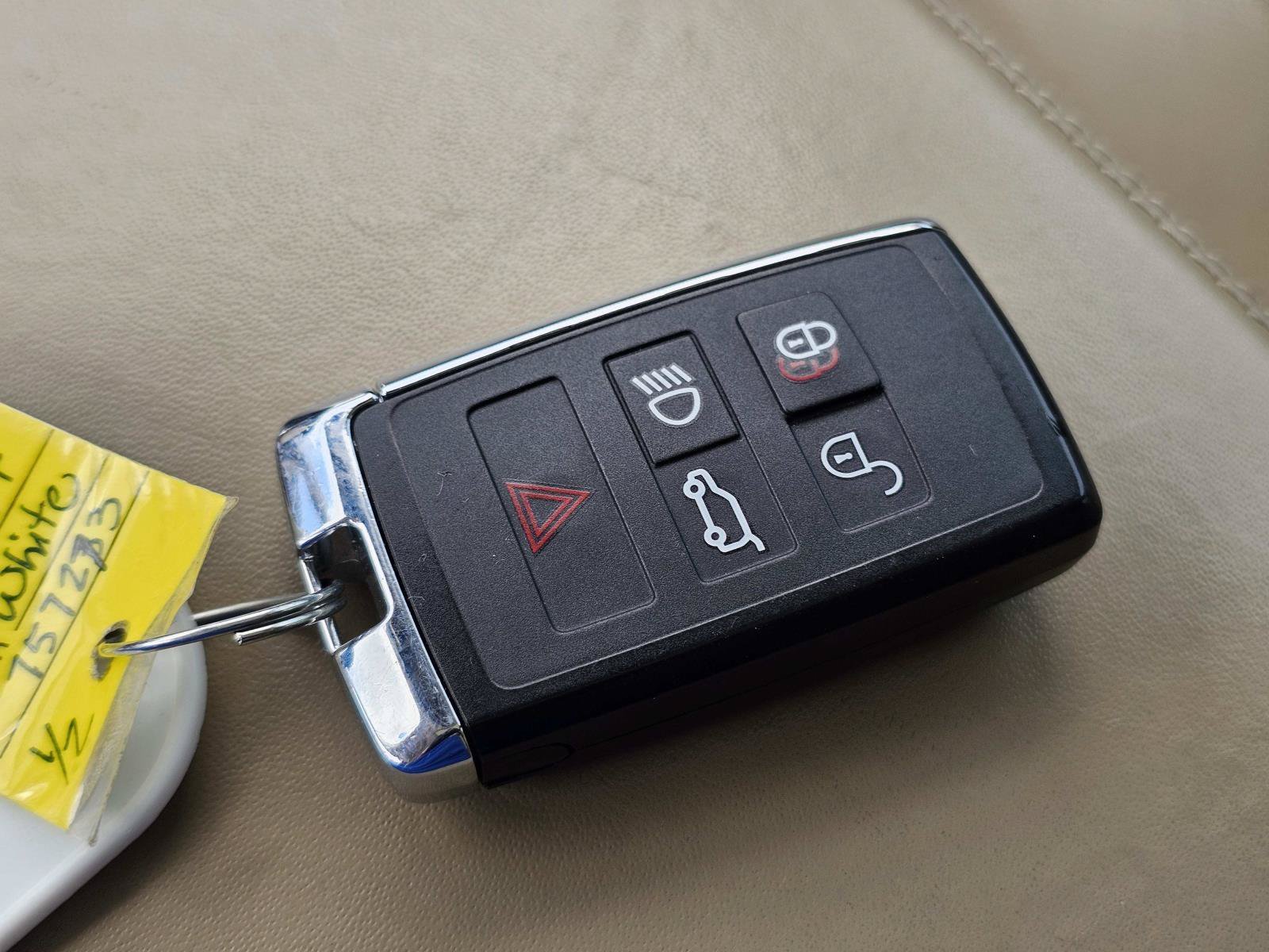 Used 2021 White Land Rover HSE Silver Edition image 31