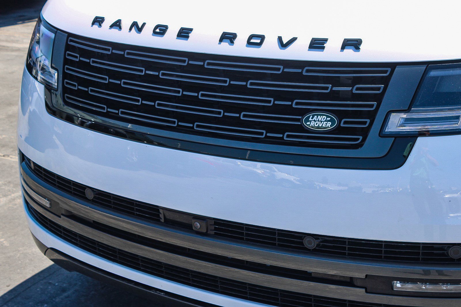 Used 2023 Ostuni Pearl White Land Rover SE image 5