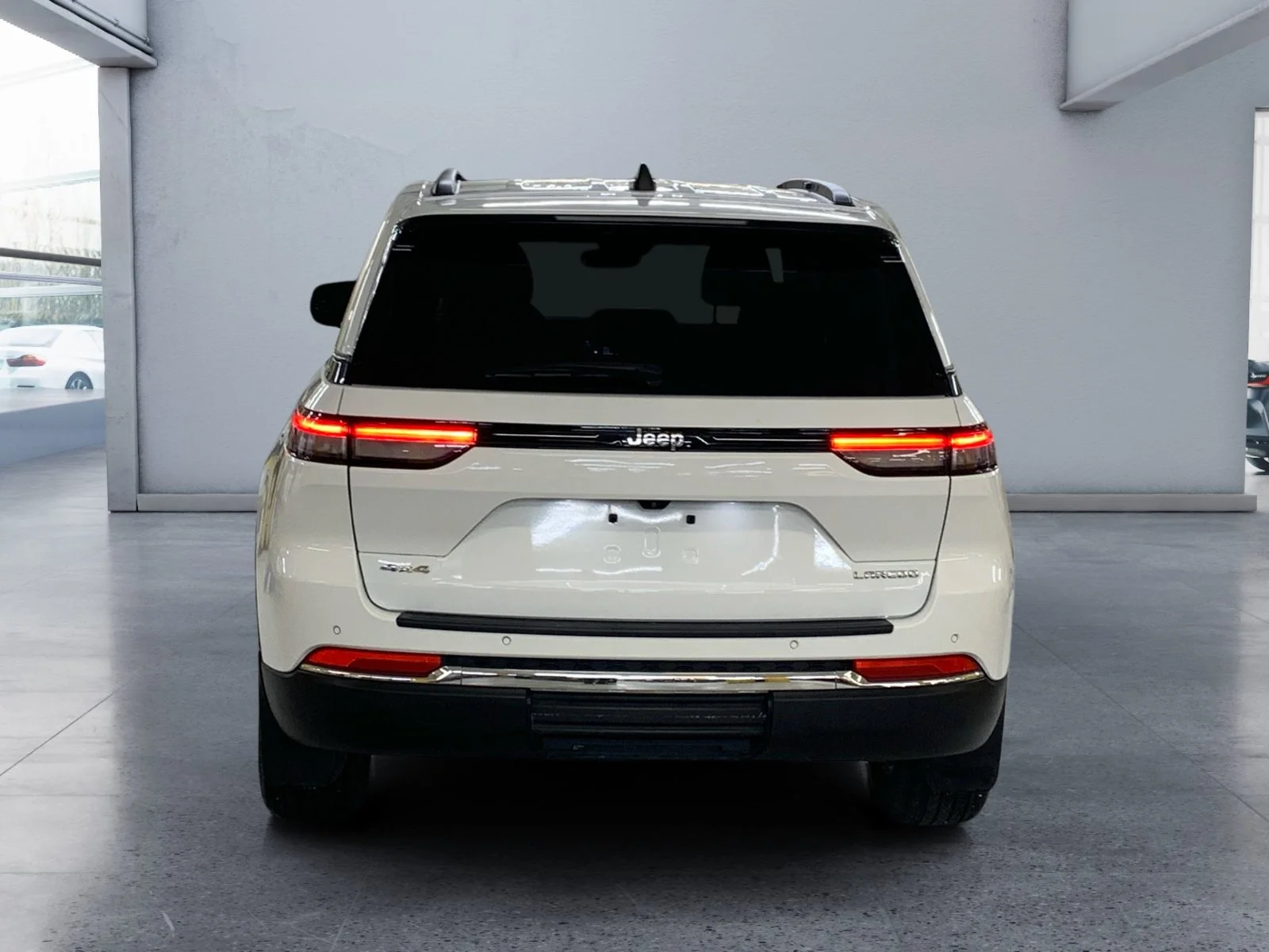 Used 2023 White Jeep Laredo image 4