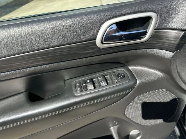 Used 2020 Black Jeep Laredo E image 17