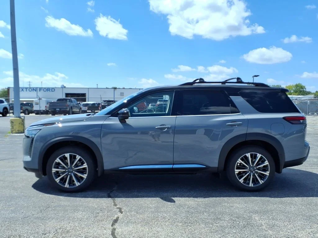 New 2026 Boulder Gray Pearl / Super Black Two-tone Nissan Platinum image 6