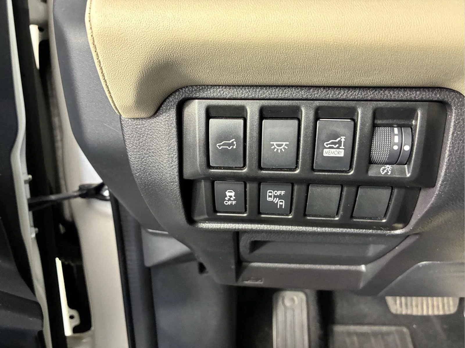 Used 2022 Crystal White Pearl Subaru Touring image 30