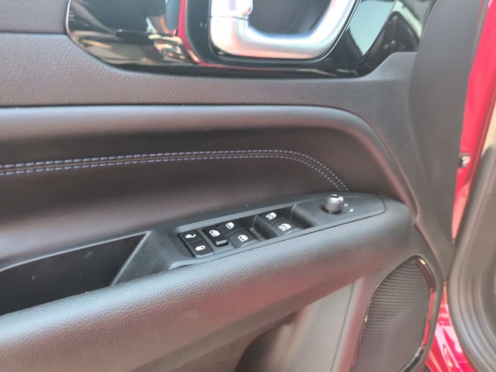 New 2026 Red Hot Pearl-Coat Exterior Paint Jeep Latitude image 14