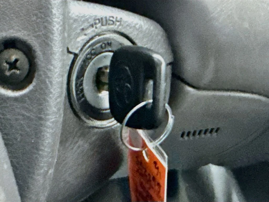 Used 2005 Lunar Mist Metallic Toyota STD image 18