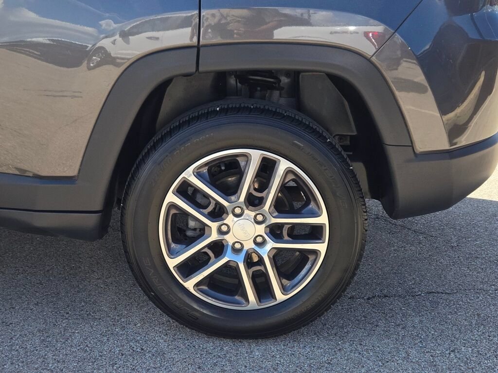 Used 2018 Gray Jeep Latitude image 14