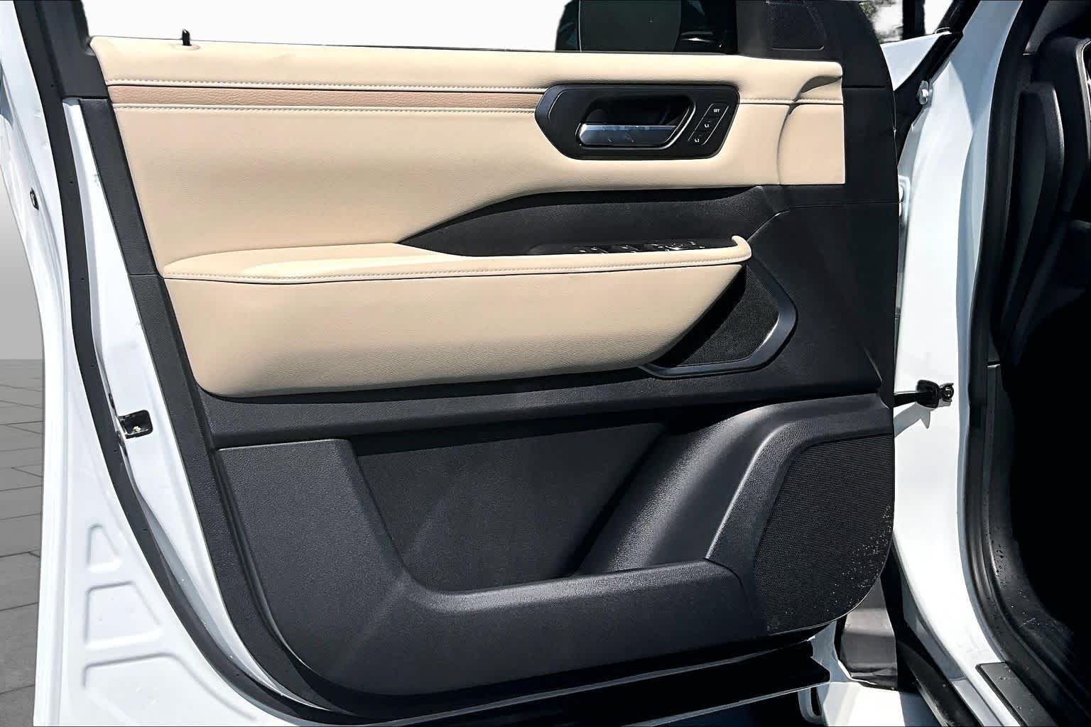 New 2026 Everest White TriCoat / Super Black Two-tone Nissan Platinum Reserve image 10