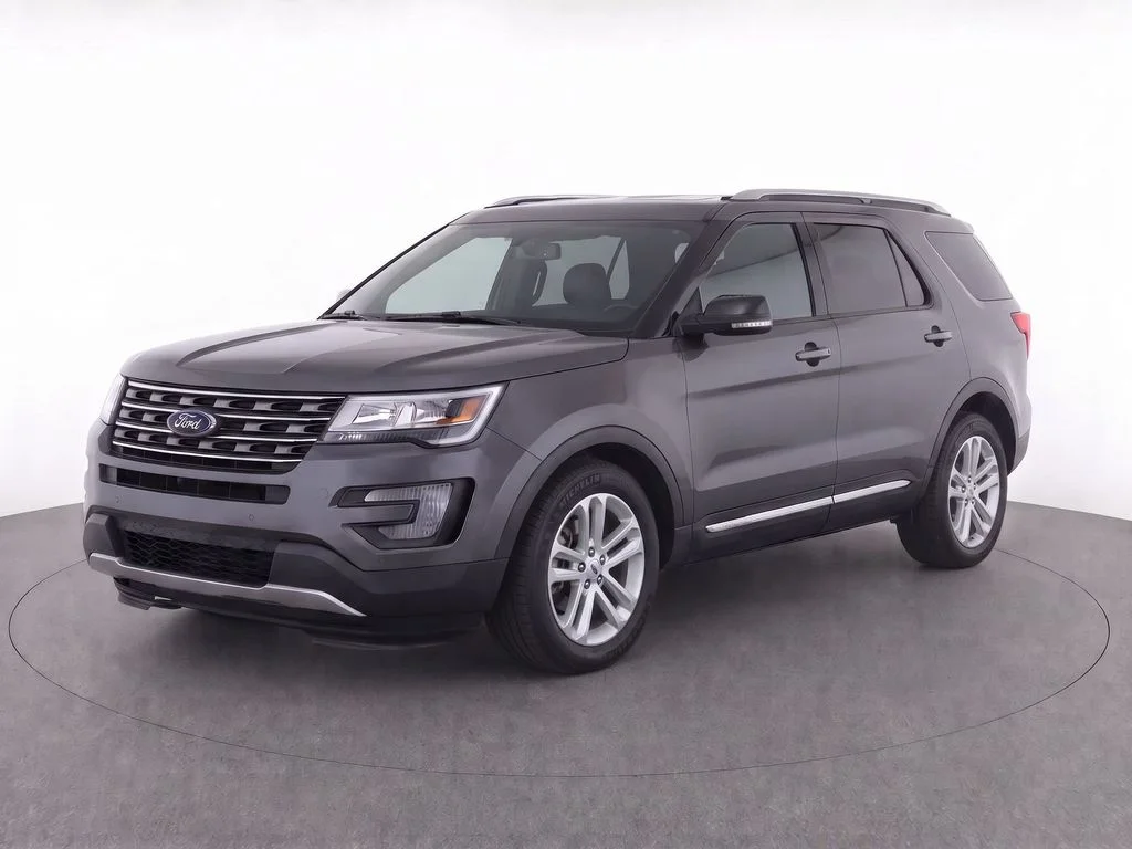 Used 2017 Gray Ford XLT image 2