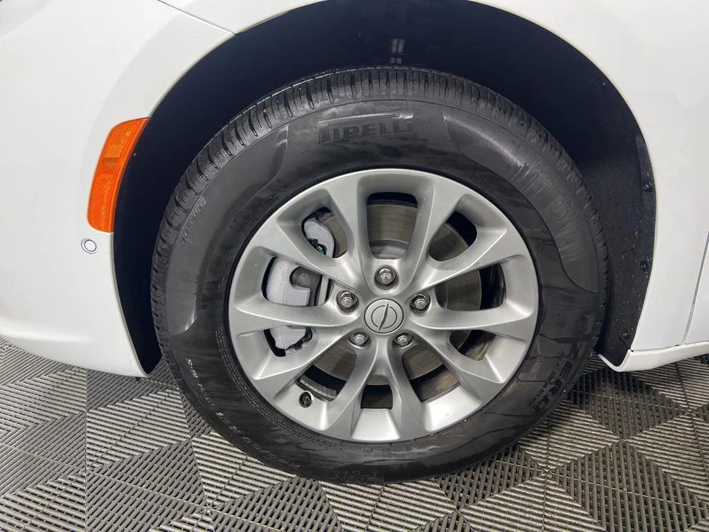 Used 2026 Bright White Clearcoat Chrysler Select image 27