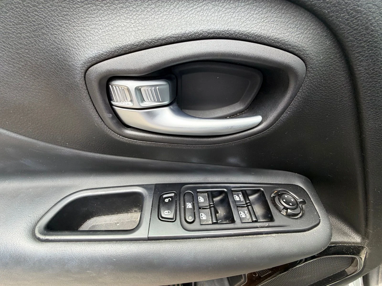 Used 2022 Gray Jeep Altitude image 8