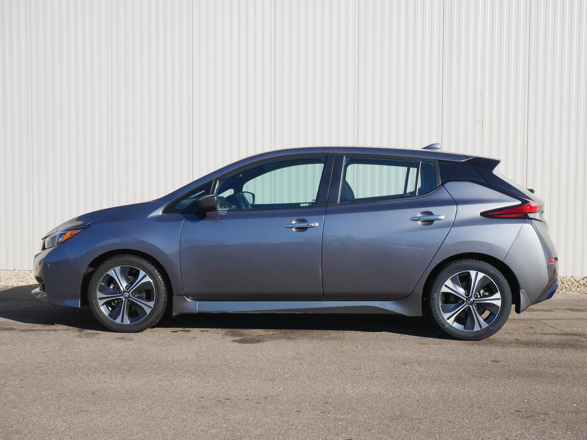 Used 2021 Nissan Leaf SV with VIN 1N4AZ1CV0MC550591 for sale in Hastings, Minnesota