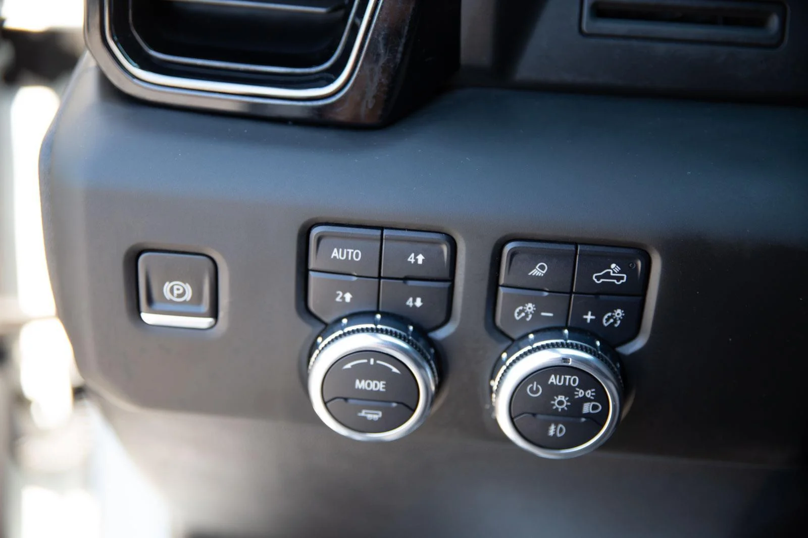 Used 2025 Summit White GMC AT4 image 19