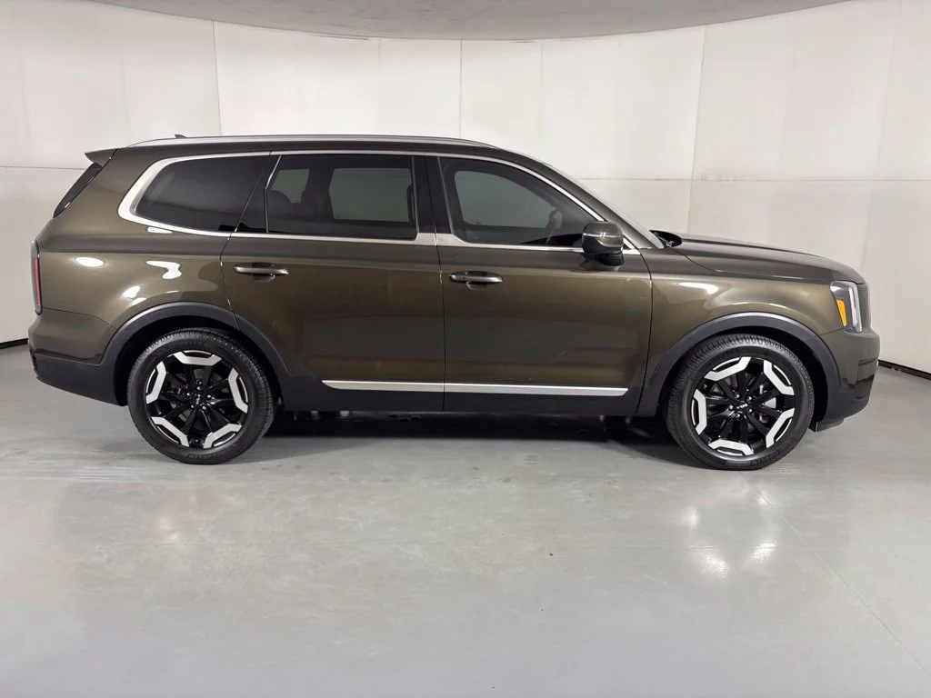 Used 2023 Green Kia EX image 9