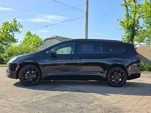 New 2027 Diamond Black Crystal Pearl-Coat Exterior Paint Chrysler Limited image 26