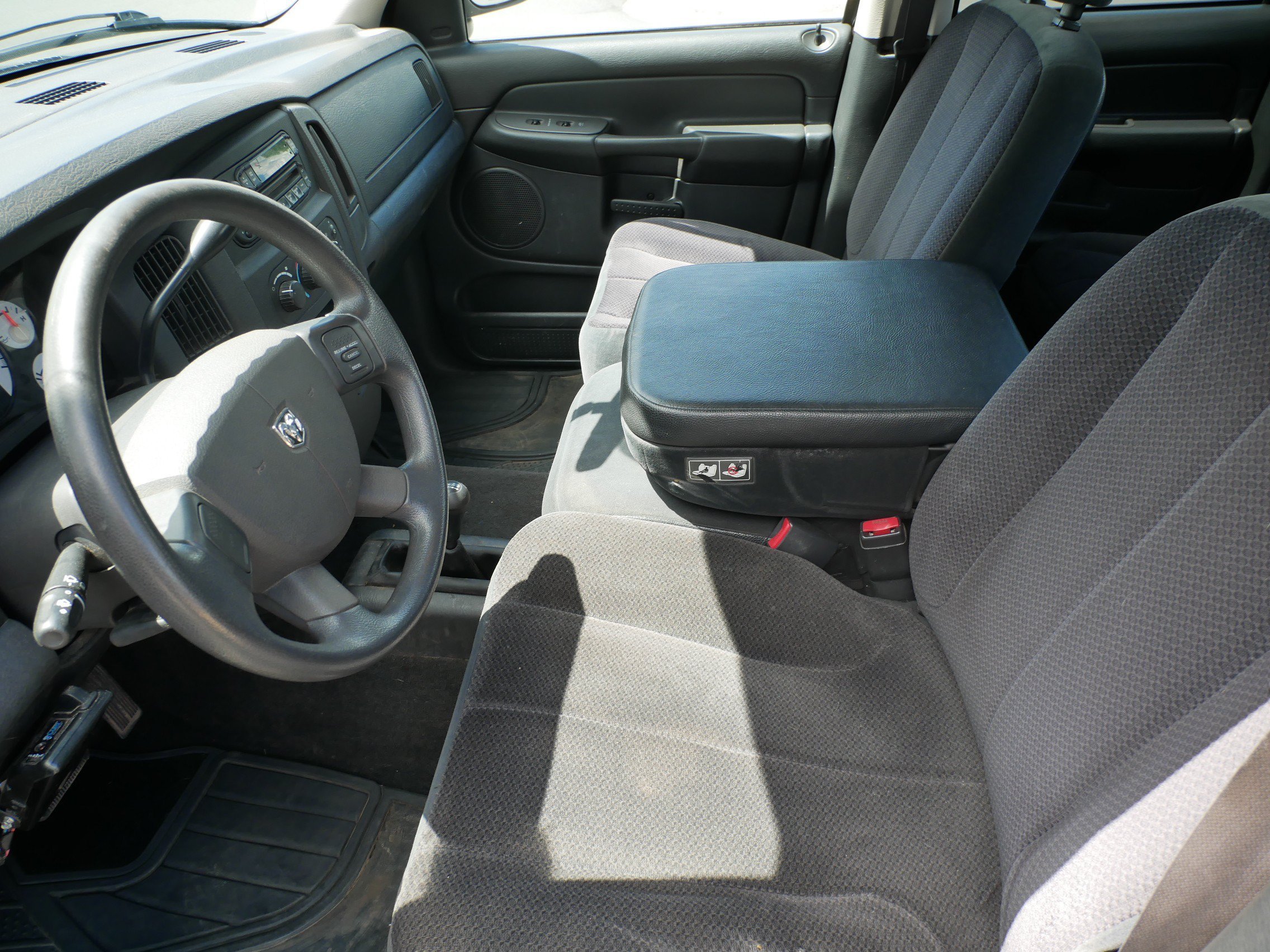 Used 2005 Red Dodge SLT image 12