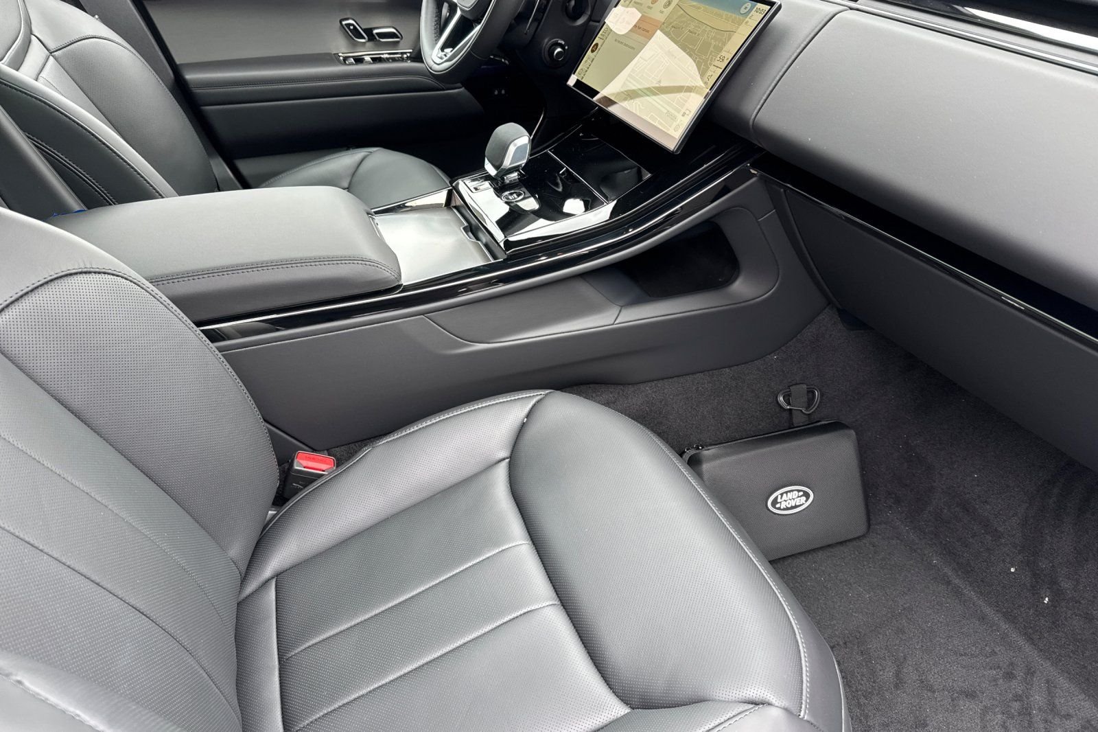 New 2026 Santorini Black Land Rover SE image 17