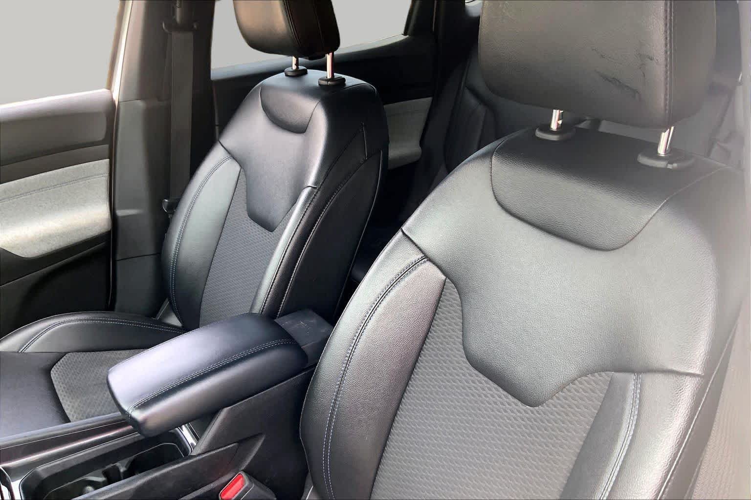 Used 2024 Bright White Clearcoat Jeep Latitude image 8
