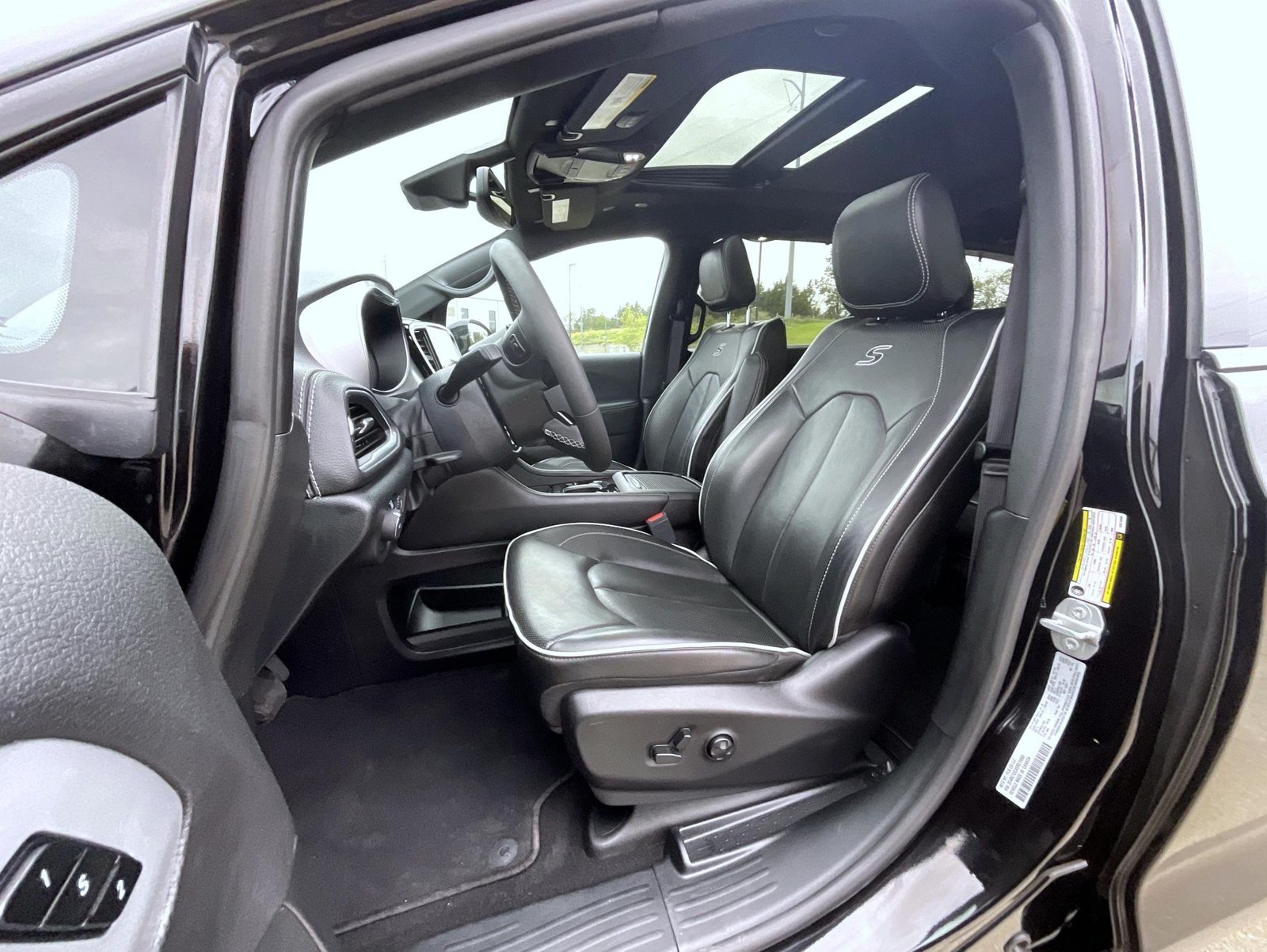 Used 2025 Black Chrysler Limited image 11